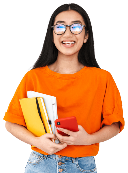 Estudiante sonriente con libros y celular